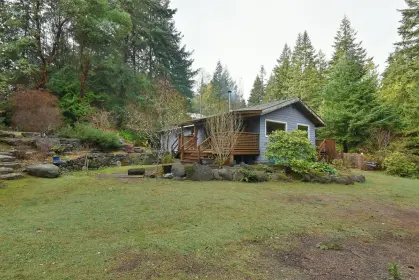 8043 Northwood Road, Halfmoon Bay, BC, Halfmoon bay — Single Family Residence for sale
