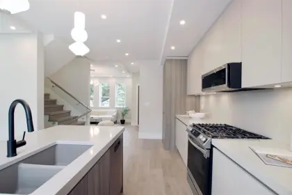 2394 E 38th Street, Vancouver, BC, Vancouver — Half Duplex for sale