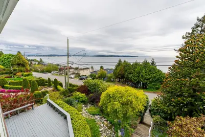 15397 Columbia Avenue, White Rock, BC, White rock — Single Family Residence for sale