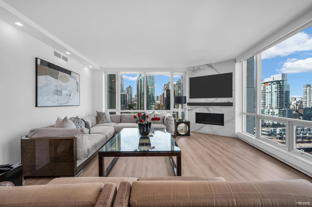 Walk-In Closet Photo of 1304 323 Jervis Street, Vancouver, BC