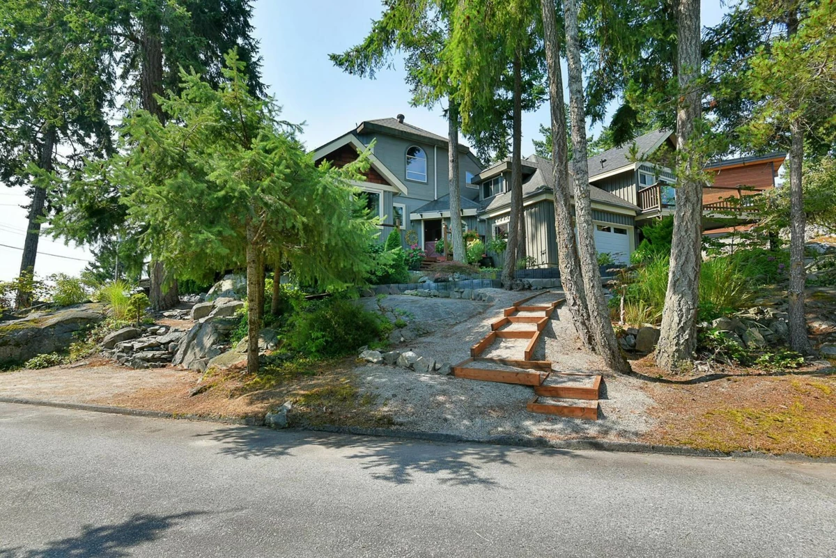 Outdoor Kitchen Photo of 9196 Truman Road, Halfmoon Bay, BC