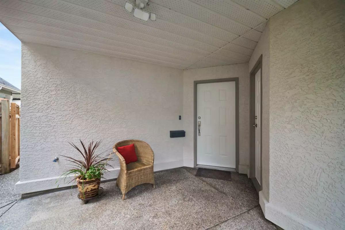 Family Room Photo of 15582 Russell Avenue, White Rock, BC