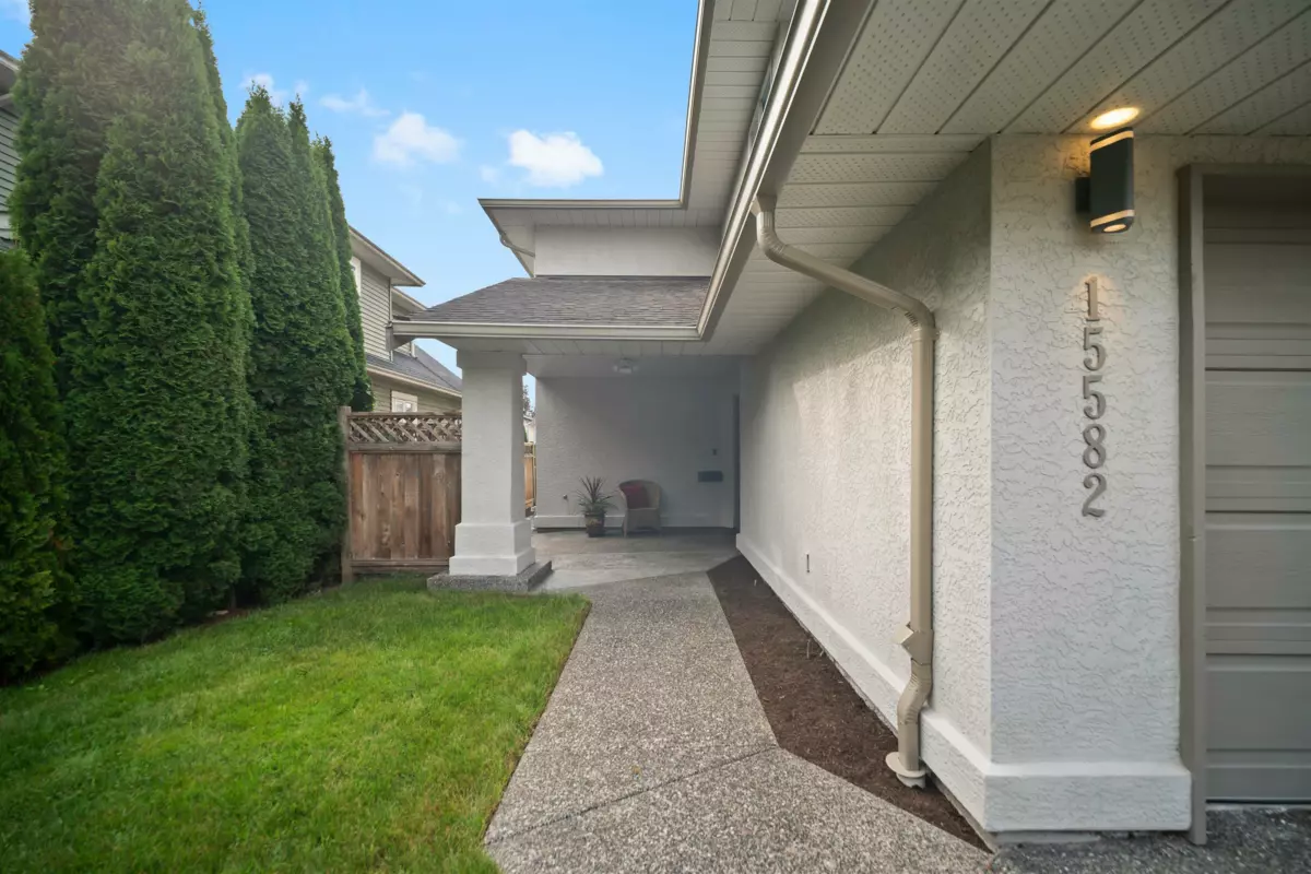 Living Room Photo of 15582 Russell Avenue, White Rock, BC