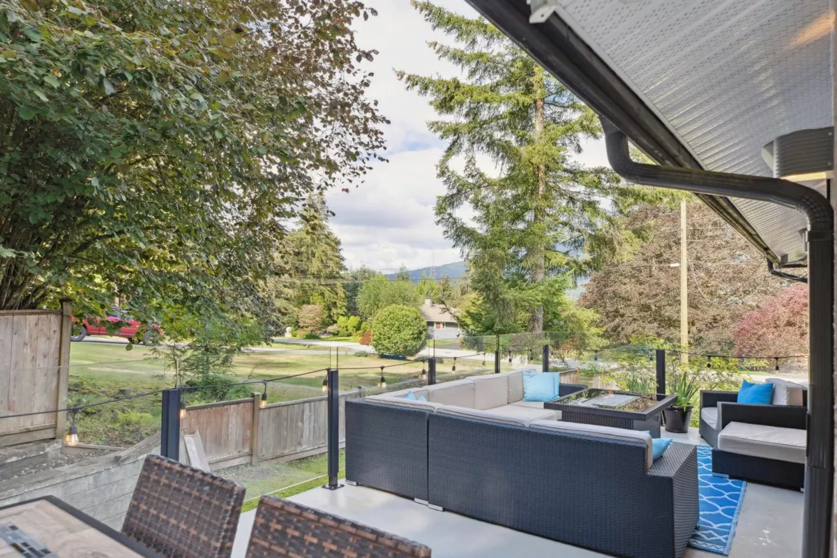 Kitchen Island Photo of 3580 Main Avenue, Belcarra, BC