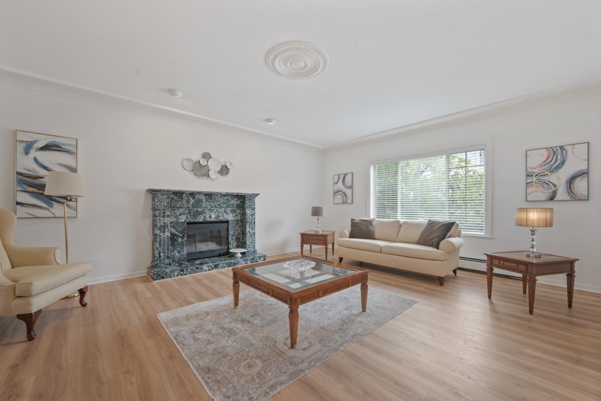 Kitchen Island Photo of 5532 Westhaven Road, West Vancouver, BC