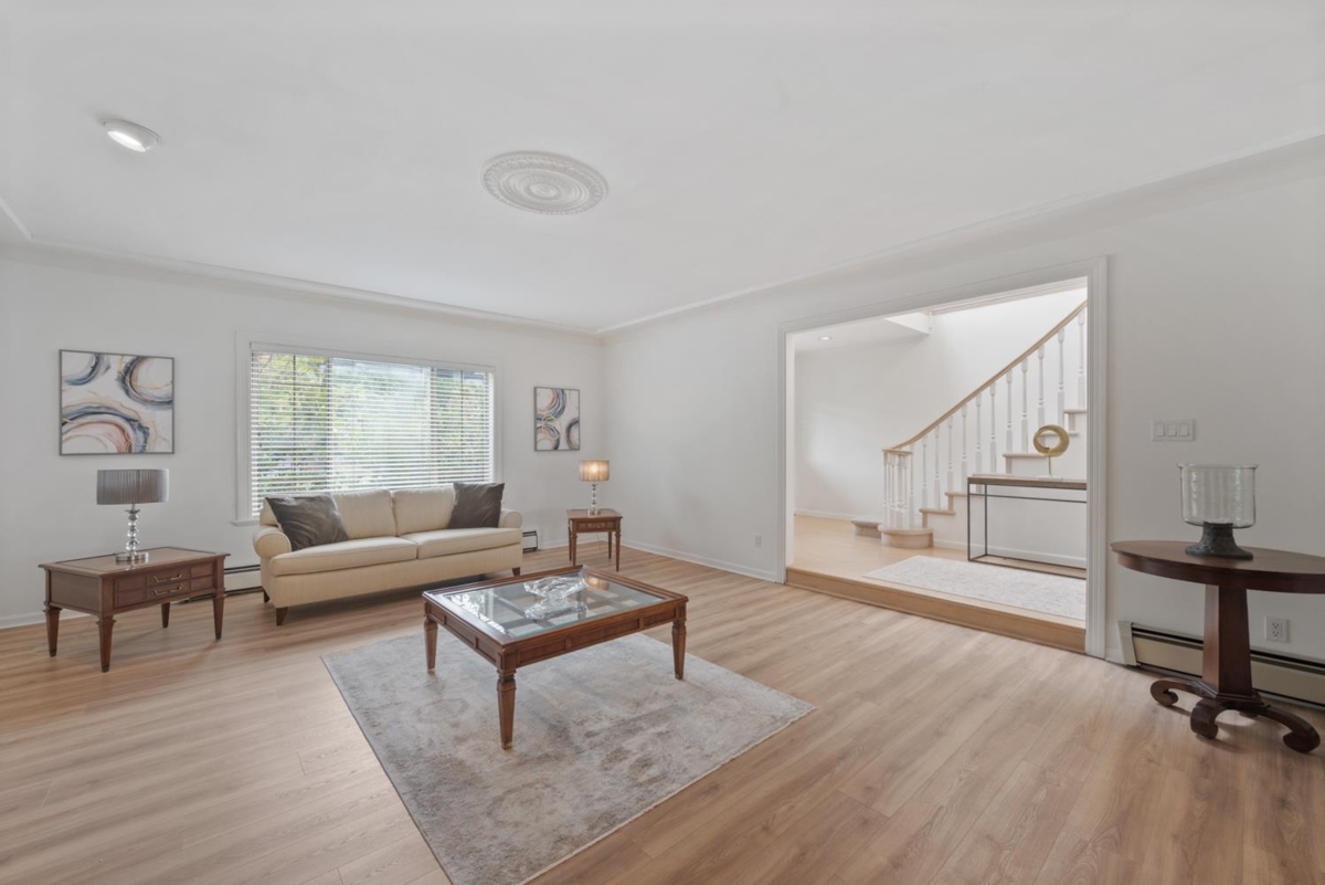 Walk-In Closet Photo of 5532 Westhaven Road, West Vancouver, BC
