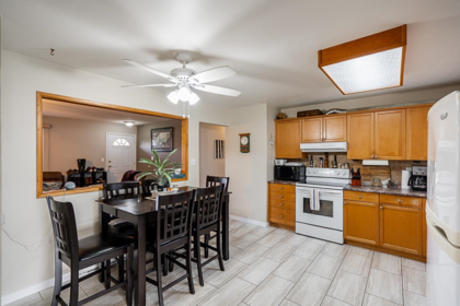 Kitchen Photo of 17952 Shannon Place, Surrey, BC
