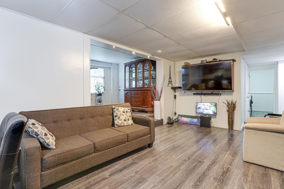 Front Yard Photo of 13134 98a Avenue, Surrey, BC