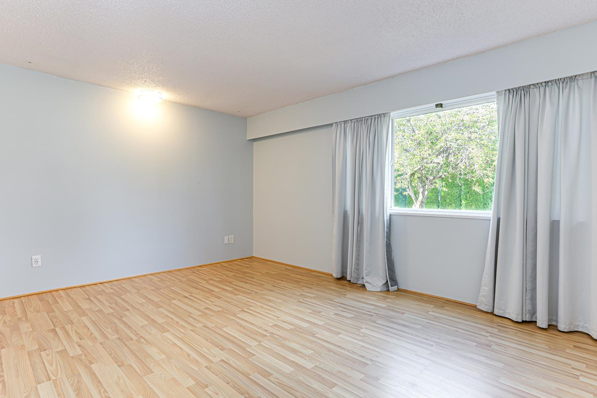Hallway Photo of 13134 98a Avenue, Surrey, BC