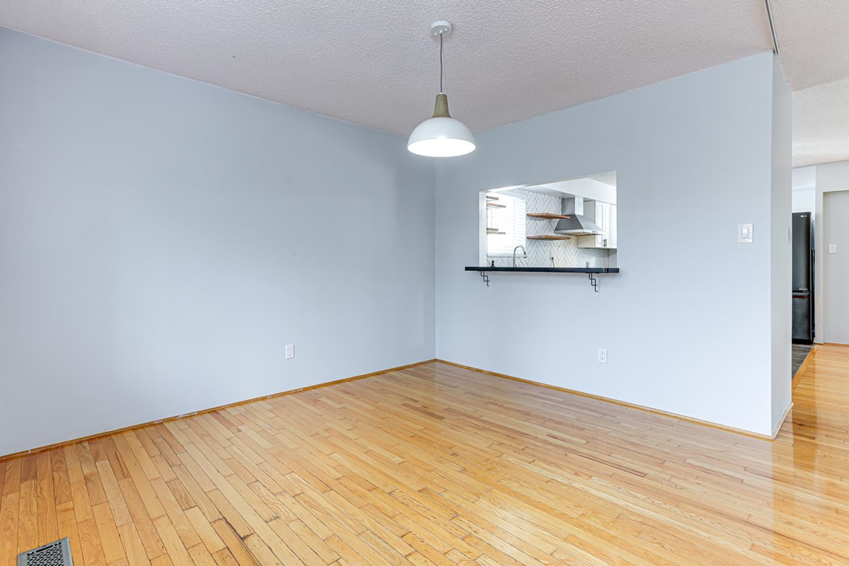 Kitchen Island Photo of 13134 98a Avenue, Surrey, BC