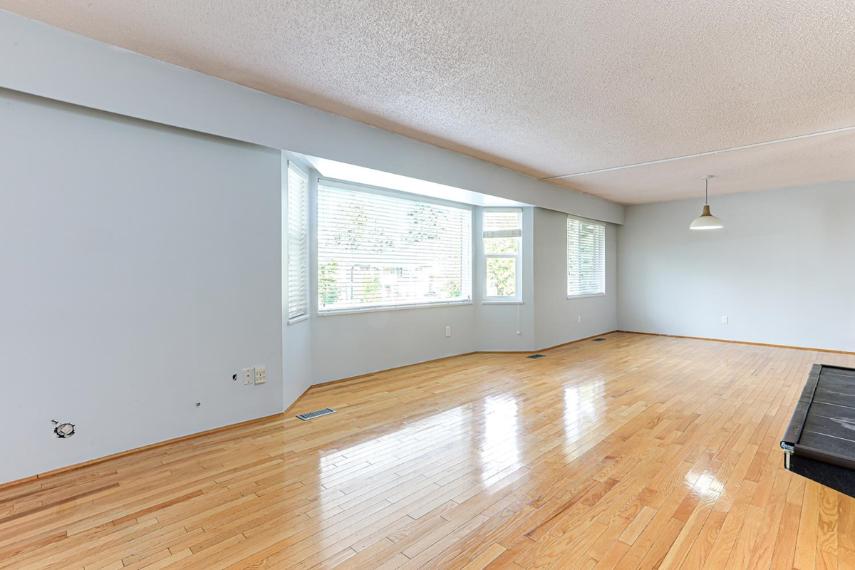 Kitchen Photo of 13134 98a Avenue, Surrey, BC