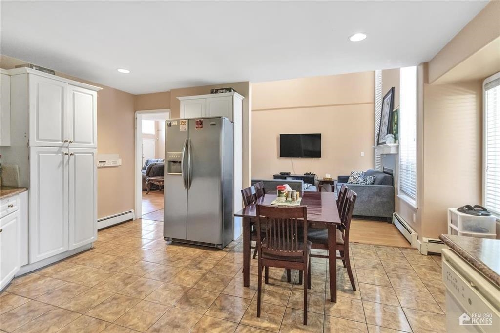 Breakfast Nook Photo of 13107 74 Avenue, Surrey, BC