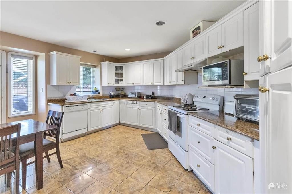 Dining Area Photo of 13107 74 Avenue, Surrey, BC