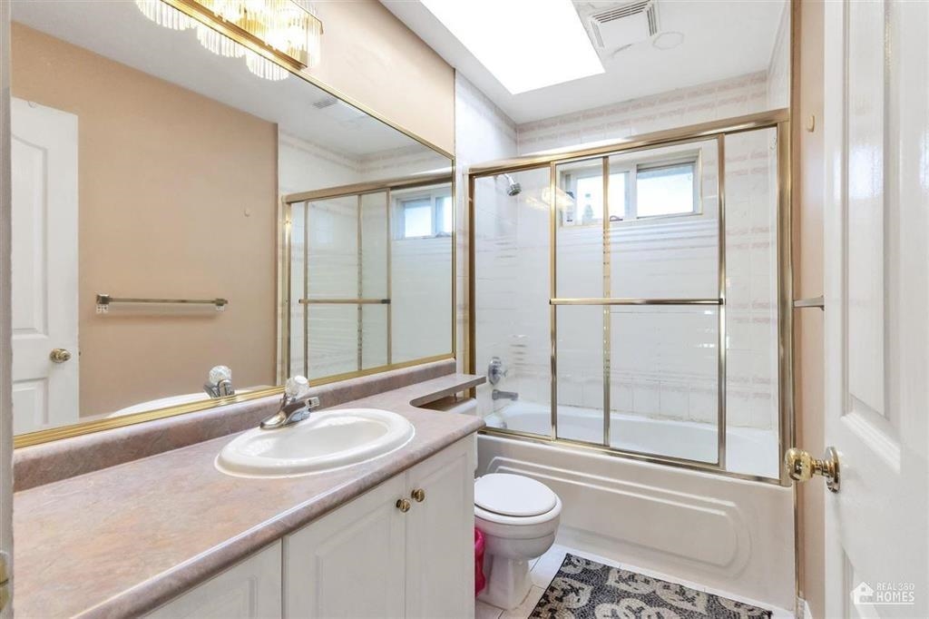 Entry Foyer Photo of 13107 74 Avenue, Surrey, BC