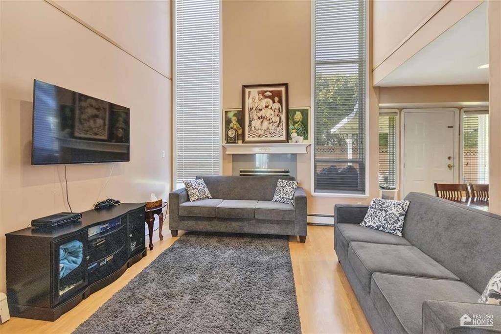 Kitchen Photo of 13107 74 Avenue, Surrey, BC