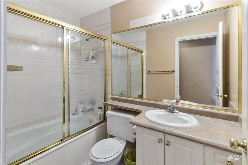 Powder Room Photo of 13107 74 Avenue, Surrey, BC