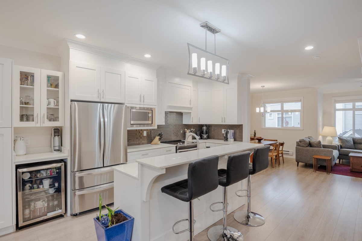 Kitchen Photo of 1 7198 179 Street, Surrey, BC
