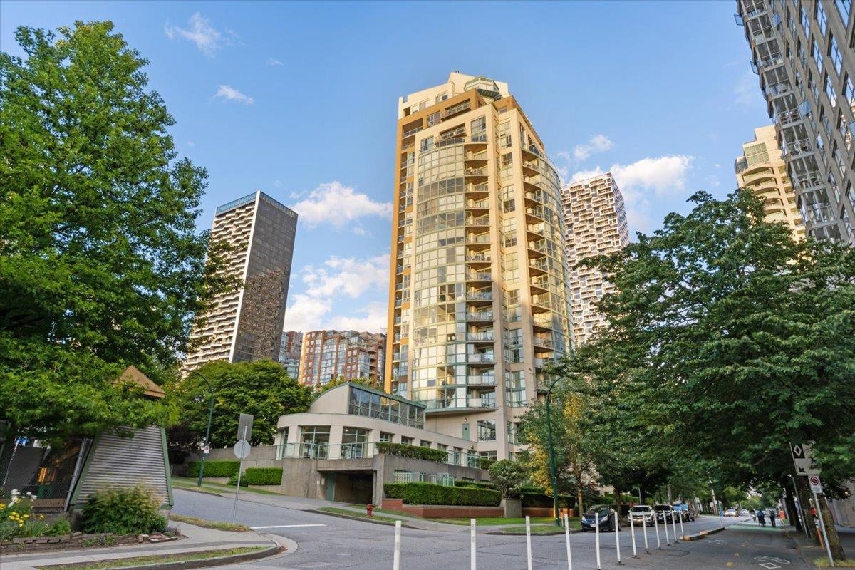 Family Room Photo of 1401 907 Beach Avenue, Vancouver, BC