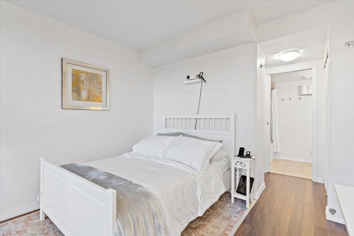 Kitchen Island Photo of 1401 907 Beach Avenue, Vancouver, BC