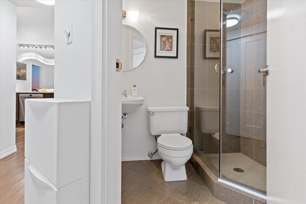 Walk-In Closet Photo of 1401 907 Beach Avenue, Vancouver, BC