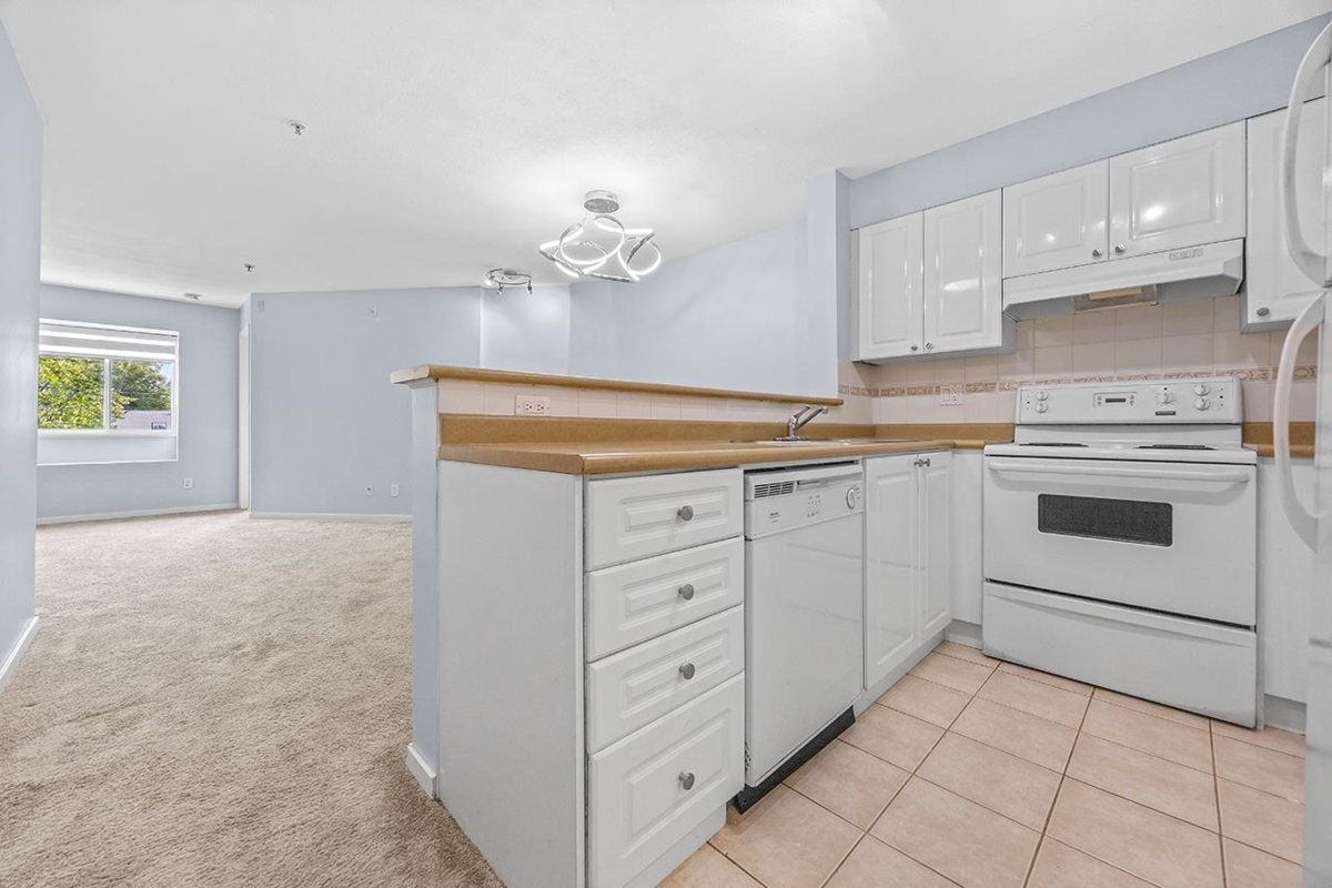 Breakfast Nook Photo of 211 868 Kingsway, Vancouver, BC