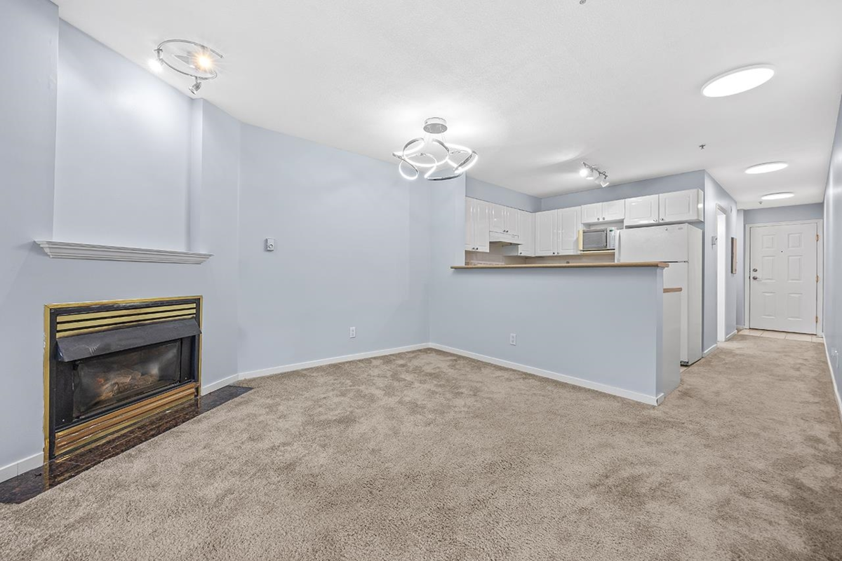 Dining Area Photo of 211 868 Kingsway, Vancouver, BC