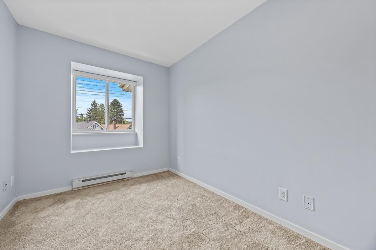 Walk-In Closet Photo of 211 868 Kingsway, Vancouver, BC