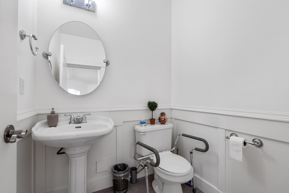 Guest Bathroom Photo of 7051 196b Street, Langley, BC