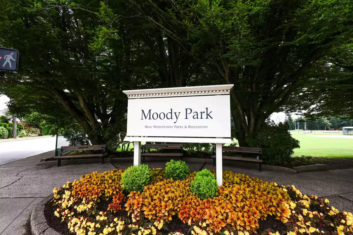 Living Room Photo of 104 723 Twelfth Street, New Westminster, BC