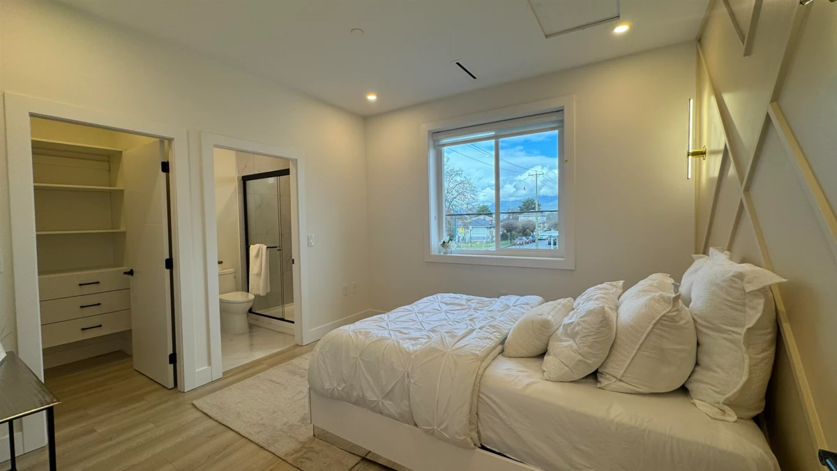 Guest Bathroom Photo of 1 2703 E 3rd Avenue, Vancouver, BC