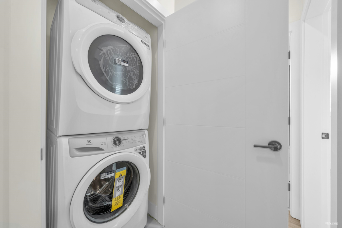 Primary Bathroom Photo of 1 2703 E 3rd Avenue, Vancouver, BC