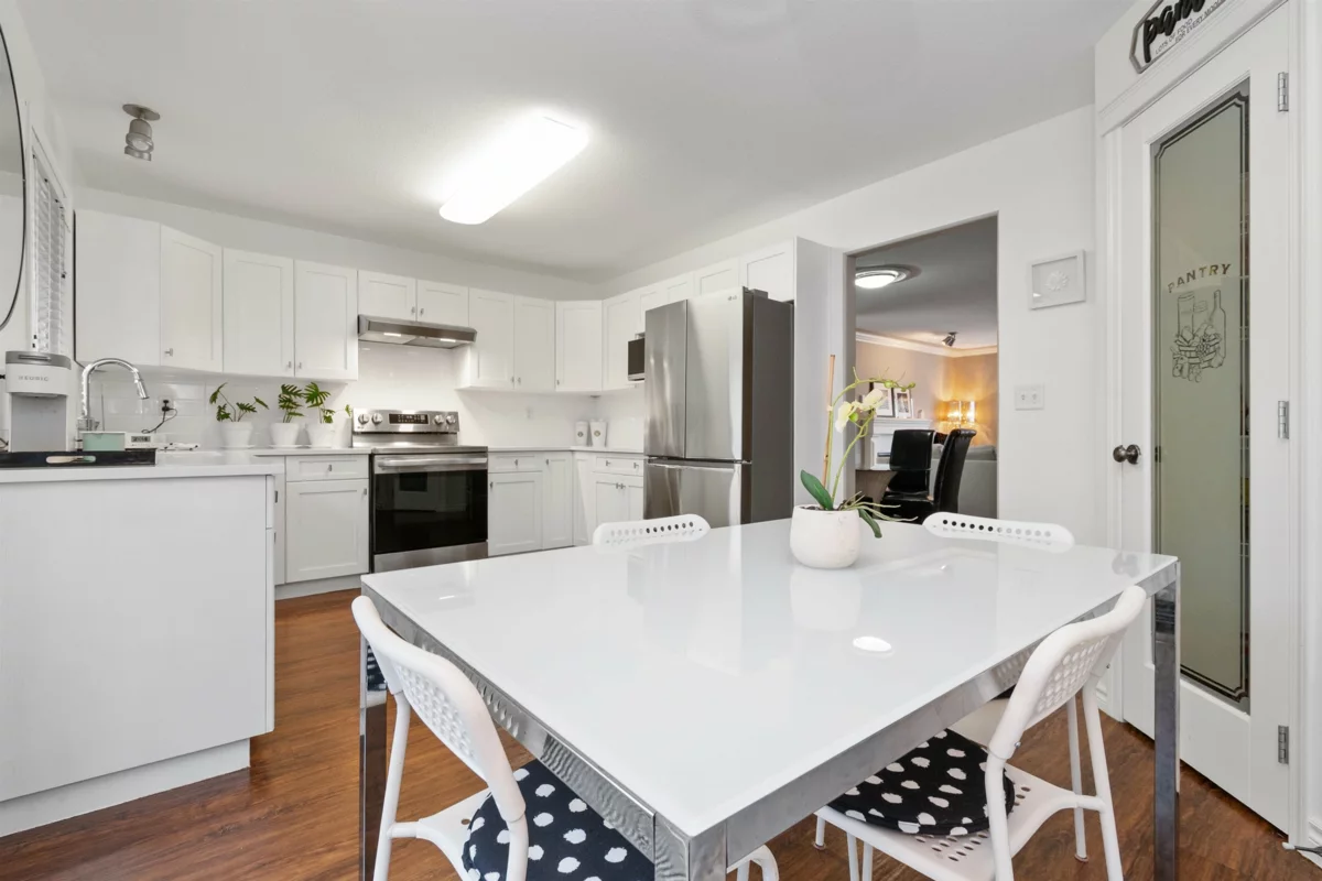 Guest Bathroom Photo of 32 349 Walnut Avenue, Harrison Hot Springs, BC