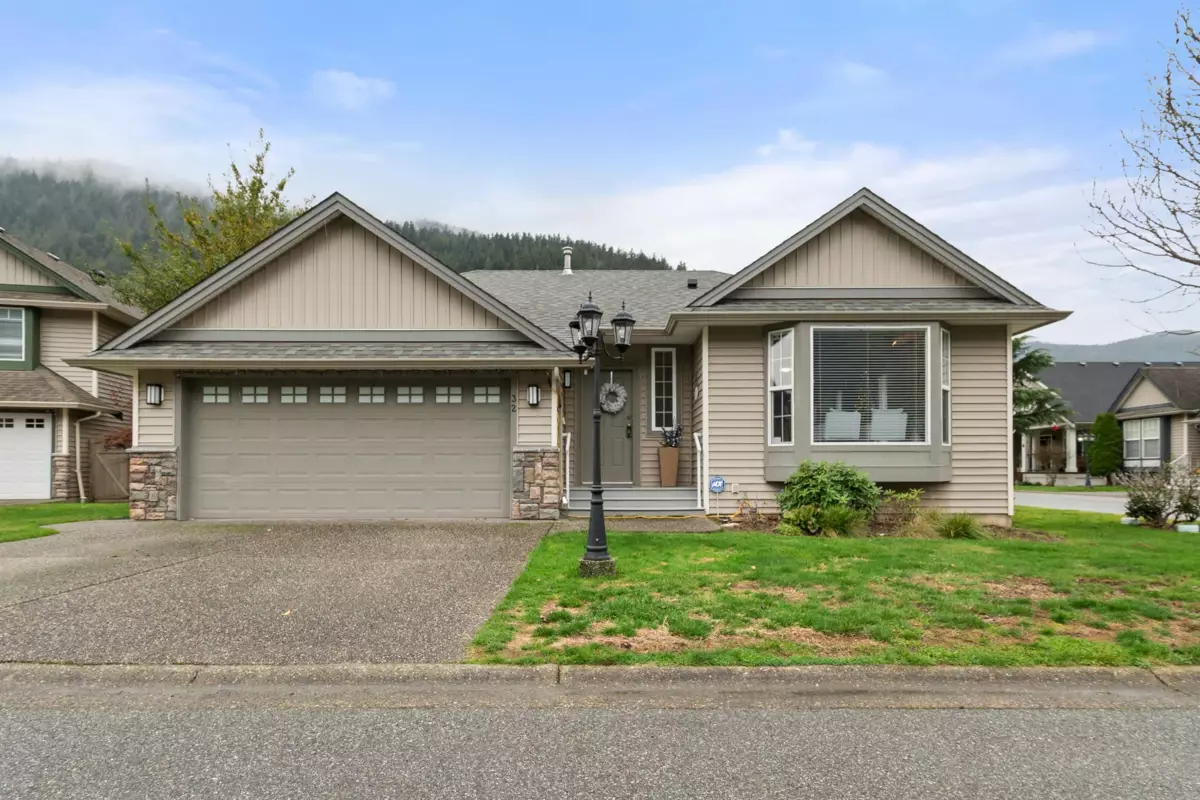 Living Room Photo of 32 349 Walnut Avenue, Harrison Hot Springs, BC