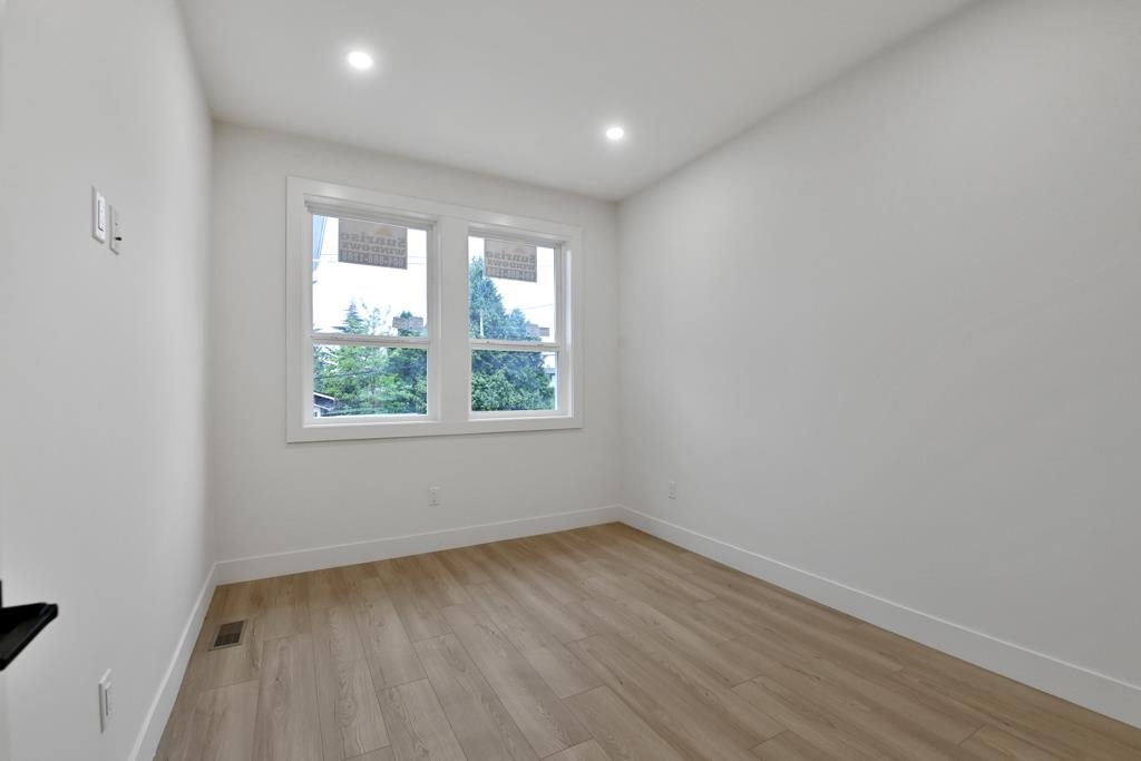 Entry Foyer Photo of 32905 3 Avenue, Mission, BC