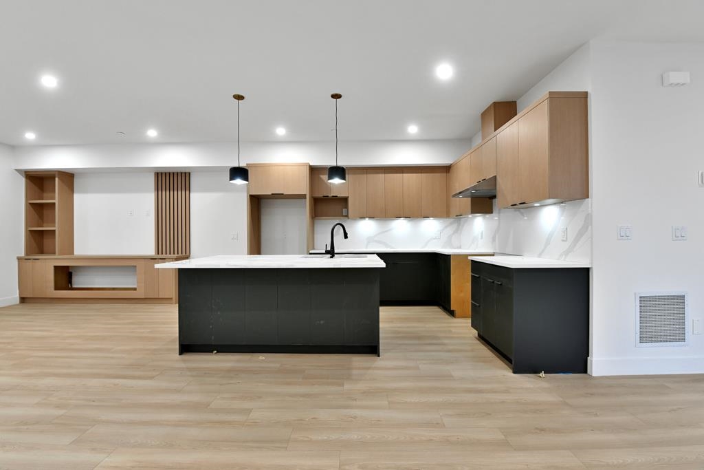 Living Room Photo of 32905 3 Avenue, Mission, BC