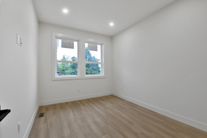 Entry Foyer Photo of 32905 3 Avenue, Mission, BC
