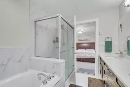Guest Bathroom Photo of 2 32035 Mt Waddington Avenue, Abbotsford, BC