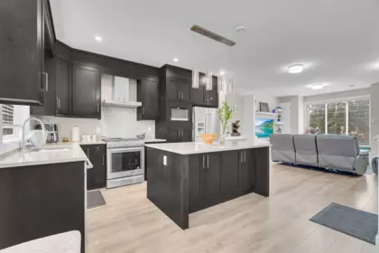 Kitchen Photo of 2 32035 Mt Waddington Avenue, Abbotsford, BC