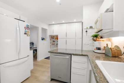 Kitchen Island Photo of 5 15432 16a Avenue, Surrey, BC