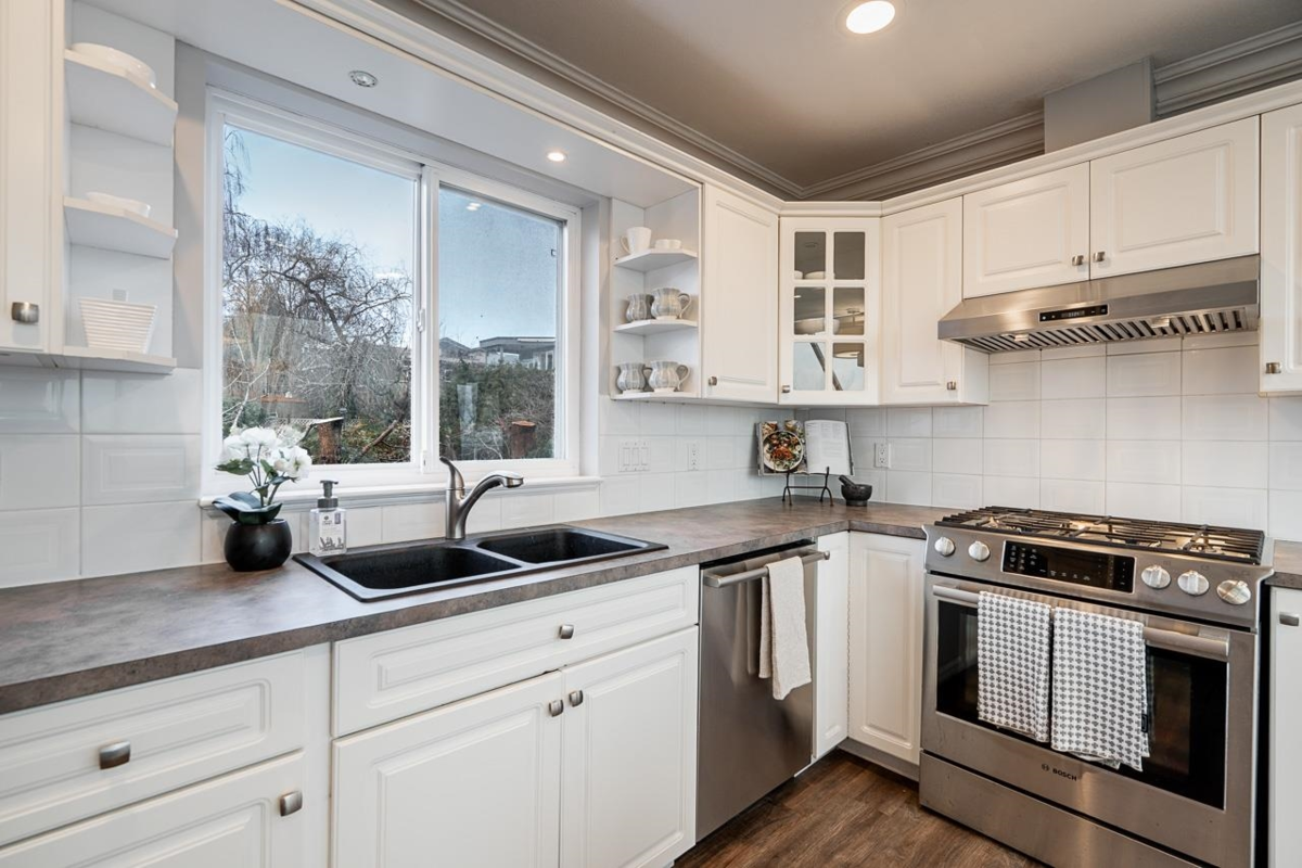 Living Room Photo of 912 Habgood Street, White Rock, BC