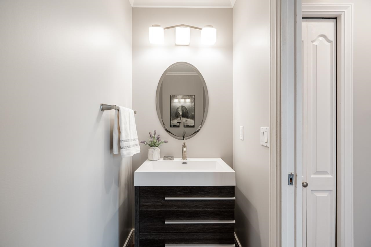 Primary Bathroom Photo of 912 Habgood Street, White Rock, BC