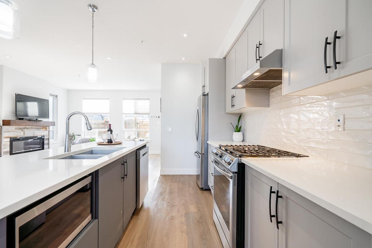 Kitchen Island Photo of 20484 78 Avenue, Langley, BC