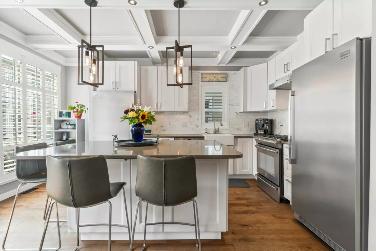 Kitchen Island Photo of 1157 Vidal Street, White Rock, BC