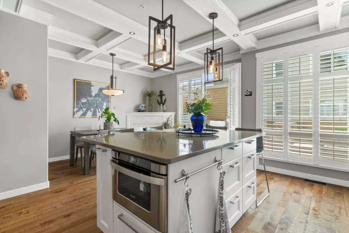 Walk-In Closet Photo of 1157 Vidal Street, White Rock, BC