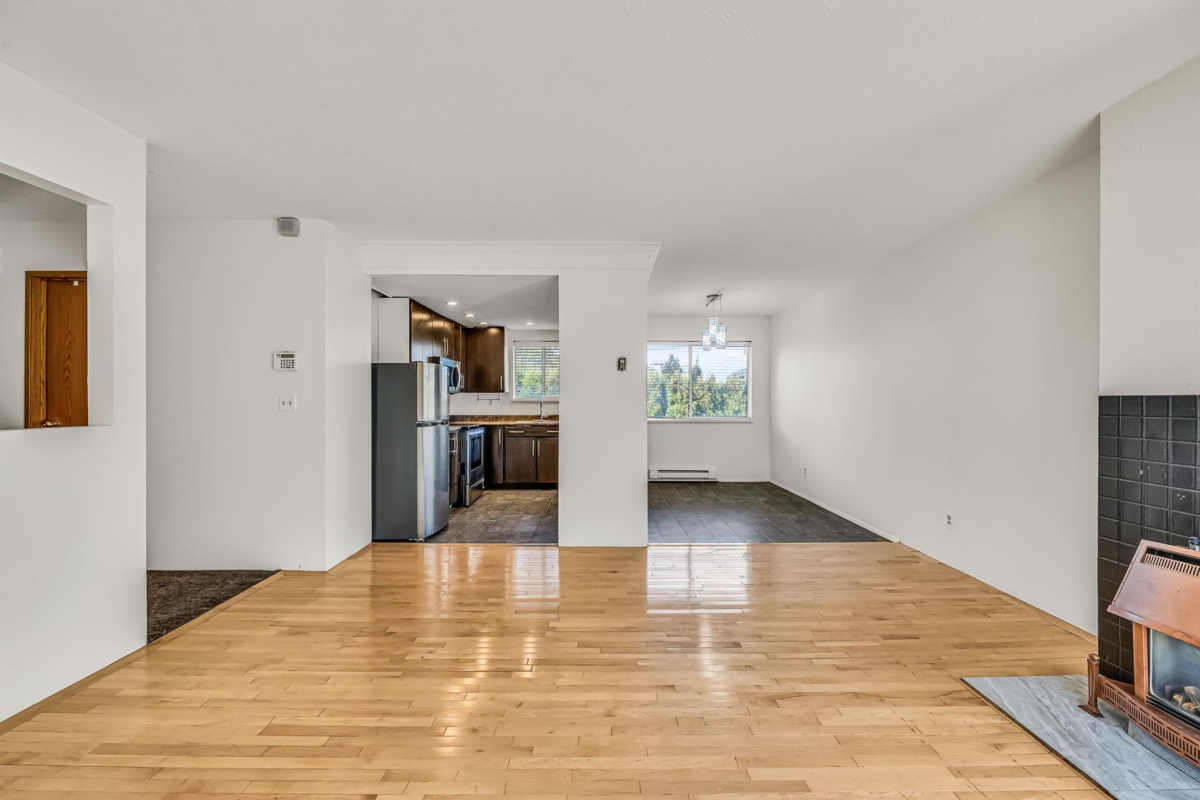 Kitchen Island Photo of 4 19690 56 Avenue, Langley, BC
