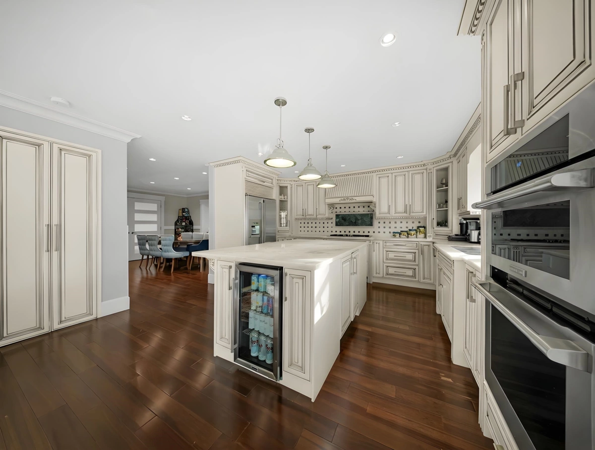 Kitchen Island Photo of 3263 Norwood Avenue, North Vancouver, BC