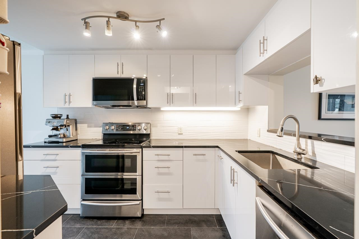 Breakfast Nook Photo of 303 1345 Burnaby Street, Vancouver, BC