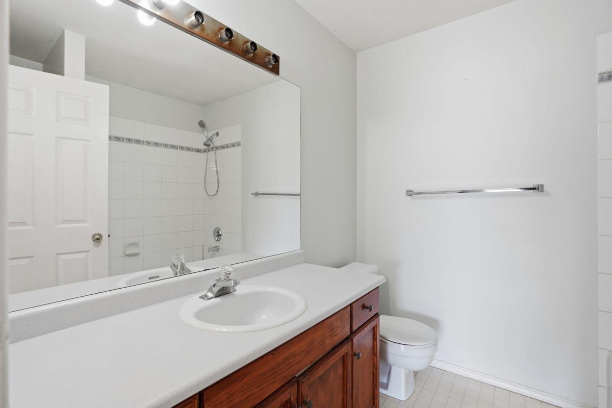 Backyard Photo of 433 32830 George Ferguson Way, Abbotsford, BC