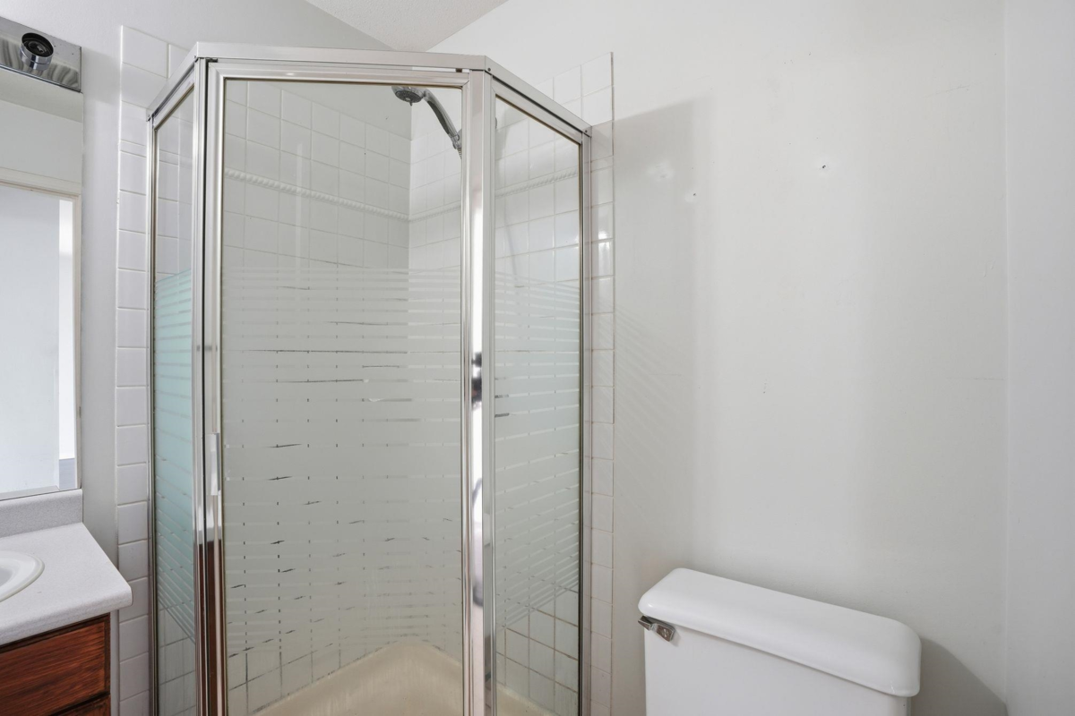 Entry Foyer Photo of 433 32830 George Ferguson Way, Abbotsford, BC