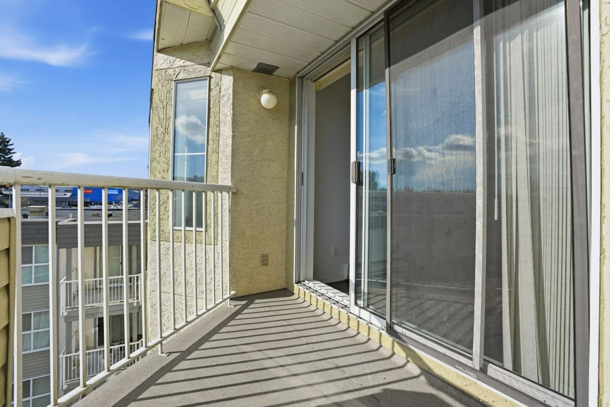 Front Yard Photo of 433 32830 George Ferguson Way, Abbotsford, BC